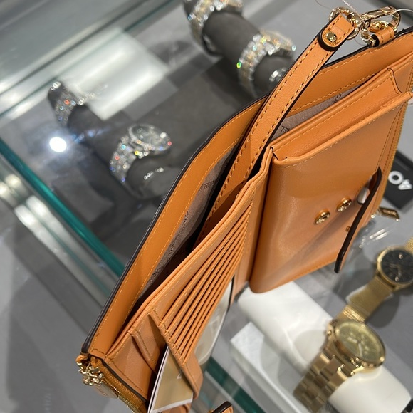 MICHAEL KORS JST LG DOUBLE ZIP WRISTLET WALLET PHONE HOLDER
CIDER
NWT - Picture 14 of 16